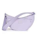 Bolso tipo bandolera de diseño curvo en color lila, con correa ajustable y cierre principal. Presenta un bolsillo frontal con cierre y el logo de la marca grabado en un parche del mismo tono.