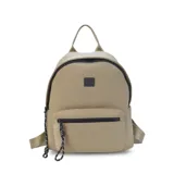 Mochila color topo de neopreno con cierres negros, asa de mano y correas regulables.