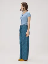 Pantalón de pierna recta de tiro alto con estampa geométrica y cintura elastizada. Presenta detalles y vivos en rojo en la cintura y costuras laterales.