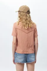 Remera de algodón de manga corta con cuello redondo, diseño básico y corte clásico.