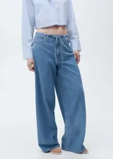 Pantalón wide leg de tiro medio, confeccionado en tejido mezcla de algodón y lino. Presenta cintura con elástico, cierre frontal, trabillas y cinturón ajustable tipo lazo. Cuenta con diseño de cinco bolsillos.