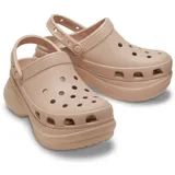 Zuecos Crocs Classic Bae color tostado, con plataforma alta y suela contorneada, diseño clásico con perforaciones de ventilación en la parte superior y tira trasera ajustable.