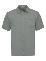 Camisa de manga corta RKF, color verde, confeccionada en tencel. Presenta cuello clásico, cierre frontal con botones claros, bolsillo en el pecho con bordado del logo al tono y pinza en la espalda.