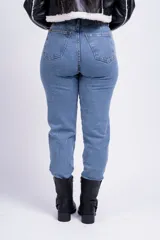 Pantalón de jean celeste, corte mom, tiro alto y corte recto.