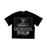 Remera de algodón color negro con estampado gráfico frontal que incluye un ángel y la inscripción 'Emotional Closet Made By Scars'.