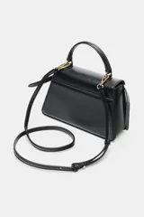 Bolso de mano tipo city color marrón, con diseño estructurado, costuras a la vista en contraste y detalles de hebillas metálicas decorativas. Cuenta con asa superior, cierre imantado y correa de bandolera ajustable.