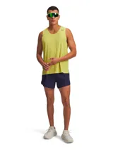 Short deportivo de running Under Armour, color azul marino, con calzoncillo interior, cintura elástica con cordón, bolsillo trasero con cremallera y detalles reflectantes.