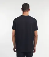 Remera de hombre de algodón color negro, corte comfort, cuello redondo y manga corta.