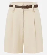 Short de mujer color beige claro, de cintura alta y corte holgado, con pliegues frontales y cierre tradicional. Incluye un cinturón fino de material sintético marrón.