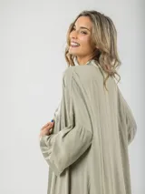 Kimono largo color verde oliva, con mangas anchas y bordes de satén.