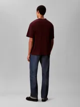 Remera de algodón de corte regular, con cuello redondo y manga corta. Presenta el logo de la marca estampado en el centro del pecho.