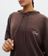 Buzo deportivo con capucha y cordones ajustables, confeccionado en tejido de modal. Presenta mangas largas con puños elásticos y un bordado con la frase Sporty Society en el pecho.