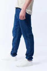 Pantalón de jean azul oscuro, corte slim fit, tiro medio y bolsillos delanteros y traseros.