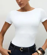 Blusa Cortelle de poliamida color blanco, de corte regular, manga corta y escote bote.