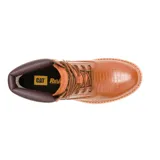 Bota de caña media Caterpillar modelo Colorado, confeccionada en cuero con textura de reptil. Presenta cordones frontales, cuello acolchado en contraste y suela de goma dentada para mayor tracción.