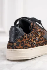 Zapatillas bajas con capellada de cuero con estampado animal print y puntera de cuero negro.