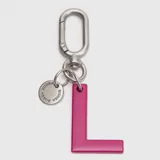 Llavero o charm para accesorios con forma de letra H en color fucsia, con gancho metálico y dije circular pequeño con la marca Bubba grabada.