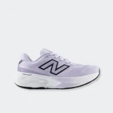 Championes de running New Balance 880v15 de color lila con detalles en blanco y negro. Cuentan con capellada de malla transpirable, tecnología Fresh Foam X en la entresuela y el característico logotipo "N" en los laterales.