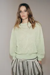 Jersey de punto extrafino con lana, de color verde menta, con cuello redondo y manga larga de hombros caída.