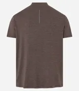 Remera deportiva masculina de manga corta con cuello redondo, confeccionada en tejido técnico con tecnología Dry para mayor transpirabilidad. Presenta detalles reflectantes en los hombros y un diseño liso en color verde melange.