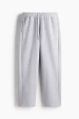 Pantalón de jogging gris melange, de corte recto y calce regular. Presenta cintura elástica con cordón ajustable y bolsillos laterales insertados.