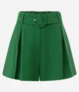 Short de sastrería color verde, de cintura alta con pliegues frontales y bolsillos laterales. Incluye un cinturón de tela a tono con hebilla redonda.