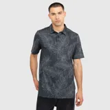 Remera tipo polo de manga corta, color gris oscuro con estampado de hojas en tono gris claro. Presenta cuello clásico y cierre frontal con botones.