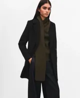 Abrigo de paño negro con corte sastrero, solapas clásicas y cierre frontal con botones. Diseño estructurado de largo medio.