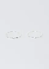 Par de aros tipo argolla de plata 925, con diseño torneado y cierre a presión.