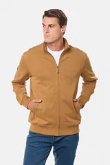 Campera de felpa color tostado con cuello alto, cierre frontal completo y puños y ruedo acanalados.