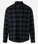 Camisa masculina de franela con estampado de cuadros, corte relaxed, cuello inglés, mangas largas y botones matizados.