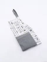 Delantal de cocina con estampado de utensilios y palabras relacionadas con la comida.