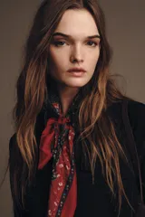 Pañuelo cuadrado de seda y viscosa con estampado paisley en tonos oscuros, beige y detalles en rosado, con borde decorativo.