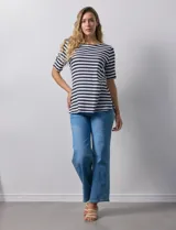 Remera de algodón a rayas horizontales blancas y negras, con cuello redondo y mangas cortas con aberturas entrelazadas.