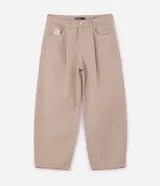 Pantalón chino de sarga color beige, con pinzas frontales, corte recto y largo completo. Cuenta con bolsillos laterales y traseros, cierre frontal con botón y cierre.