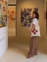 Pantalón de lino de corte holgado y tiro ajustable, con cintura elástica y cordón. Presenta bolsillos laterales y un bolsillo trasero.