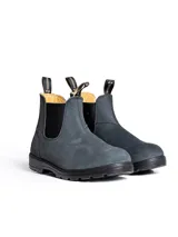Bota tipo chelsea de cuero marrón con elásticos laterales oscuros y suela de goma negra. Cuenta con tiradores superiores para facilitar el calce.