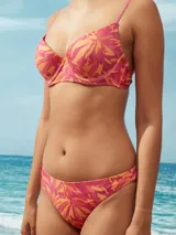 Conjunto de bikini naranja con corpiño con aro y breteles finos regulables, y bombacha clásica.