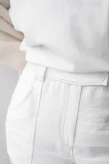 Pantalón blanco de tiro alto con bolsillos grandes y pespuntes a contratono.