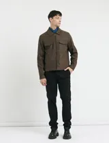 Campera Harrington de gamuza en color marrón, con cierre frontal, cuello clásico y bolsillos laterales con solapa.