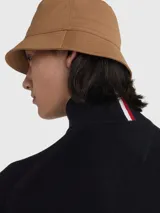 Sweater negro de Tommy Hilfiger con cuello alto y cremallera corta. Tiene el logo de la marca bordado en el pecho.