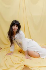 Vestido camisero midi color gris claro, de corte amplio, con cuello camisero, mangas 3/4 y cierre frontal con botones.