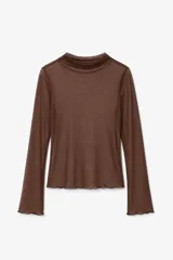 Blusa de tul color marrón, con cuello alto, mangas largas y terminaciones con borde ondulado.