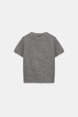 Jersey de punto color gris, con cuello redondo, manga corta y acabados en rib.