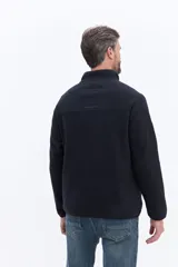 Buzo de polar color marrón con cuello alto y cierre frontal parcial. Presenta un bolsillo frontal con cierre en contraste de color y mangas largas.