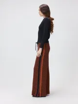 Pantalón de tejido jacquard con textura geométrica en tonos tostado y beige, de tiro medio, cintura elástica con cordón de ajuste y pierna ancha.