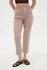 Pantalón jean de tiro alto y corte recto, color blanco, con bolsillos laterales y traseros, y terminación desmechada en los tobillos.