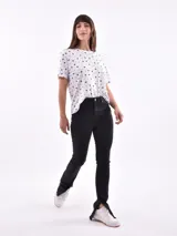 Remera de manga corta color beige con estampado de bananas en tonos amarillo, naranja y rosado.