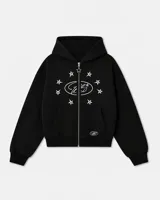 Buzo con cierre frontal, color negro, con estampado gráfico de estrellas y logo en el pecho. Presenta capucha, bolsillos tipo canguro y puños elásticos.