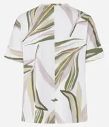 Blusa estilo remera confeccionada con viscosa certificada. La prenda tiene cuello redondo, mangas cortas y estampa de follajes.